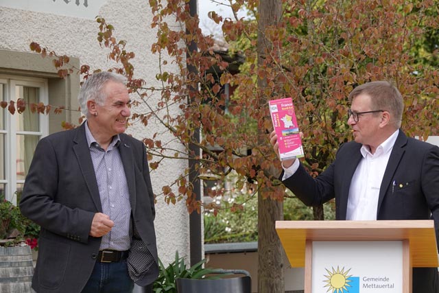 Gemeindepräsident Christian Kramer (rechts) gab Regierungsrat Alex Hürzeler eine Landkarte von Frankreich Nord-Ost auf den Weg. Foto: Peter Schütz