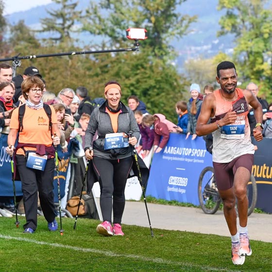 Tadesse Abraham gewinnt in der Eliteklasse den Hallwilerseelauf. Foto: © Alexander Wagner