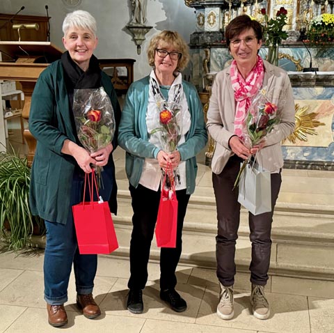 Das Leiterinnenteam mit (v.l.) Bea Strässle, Esther Borer-Schaub und Claudia Mösch wurde von der Ökumene Wegenstettertal mit einer Rose und einem Präsent verdankt. Foto: Fritz Imhof