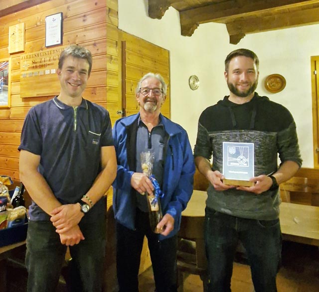 Die glücklichen Gewinner (v.l.) Ueli Sacher (Chilbi), Ueli Hasler (Glücksstich) und Silvio Binkert (Jahresmeisterschaft). Foto: Sonja Biedermann