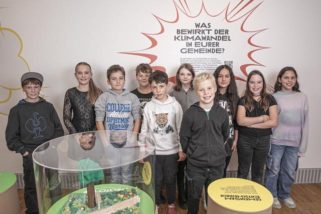 Schüler:innen der 4.-6. Mehrjahrgangsklasse aus Kallern präsentieren ihre Ideen zur Klimaanpassung im Rahmen von «Wie cool ist deine Gemeinde?». Foto: © Naturama Aargau