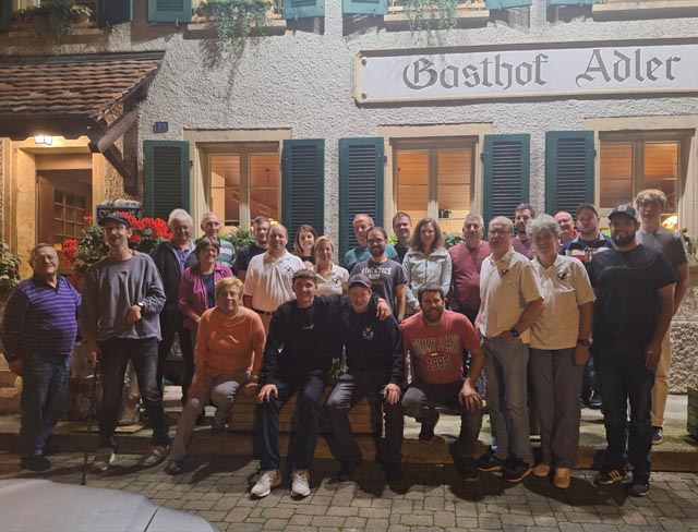 Gruppenfoto mit FC-Aarau-Spieler Ryan Kessler, sitzend 2. von links. Foto: zVg