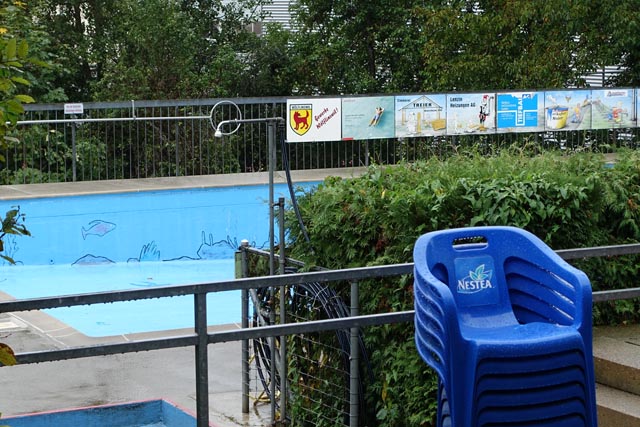 Das Becken der Badi Wölflinswil wird saniert; Baustart ist im November. Foto: Peter Schütz