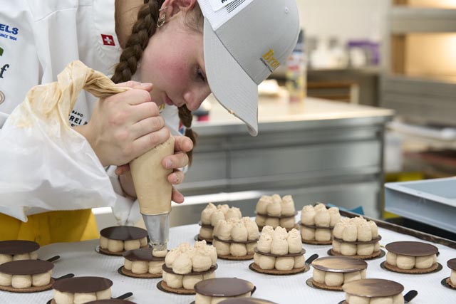 Sina Plattner holt den Sieg beim Lernenden-Wettbewerb Brot-Chef 2024. Foto: zVg