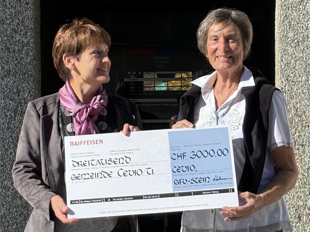 Romana Rotanzi (links) empfängt den 3000 Franken Check. Foto: zVg
