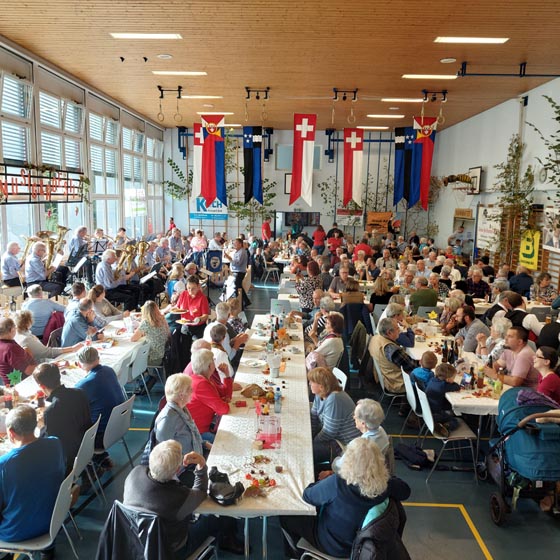 Fröhliche Stimmung bei Musig und Röschti in Hornussen. Foto: zVg