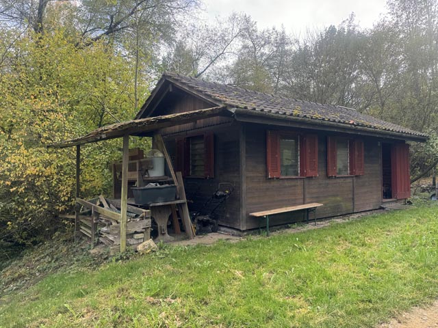 Das Bienenhaus am Standort des künftigen Bienenzentrums an der Mastgrabe in Zuzgen. Foto: Lilia Staiger