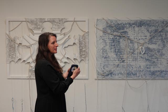 Brodie Ellis erklärt das von ihr geschaffenene Kunstwerk Kontrollraum, nachdem sie das ehemalige Swissgrid-Gebäude besucht hat. Foto: Peter Schütz