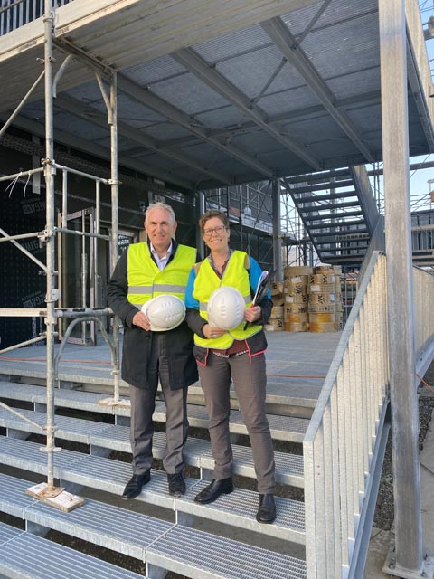 Regierungsrat Alex Hürzeler und Rektorin Katrin Brupbacher auf der Eingangstreppe zum neuen Kanti-Provisorium, das bereits nächstes Jahr im August seinen Betrieb mit Anfangs rund 150 Schülern aufnehmen wird. Foto: Sonja Fasler