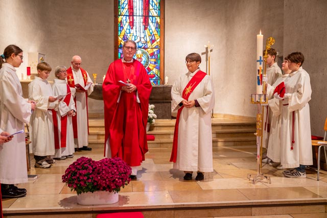 Bischof Frank Bangerter und Diakonin Hannah Audebert mit der empfangenen Stola. Foto: Andreas Häusler
