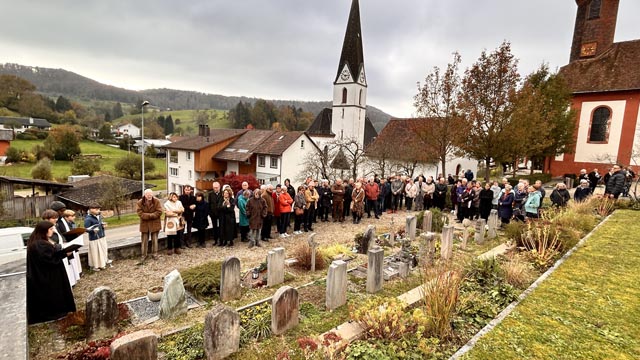 Friedhöfe sind spezielle Orte. Die Lebenden suchen hier die Verstorbenen auf, hier verschmelzen Erinnerungen an unsere Verstorbenen und deren Vergangenheit mit der Gegenwart. Foto: Klaus Hollinger