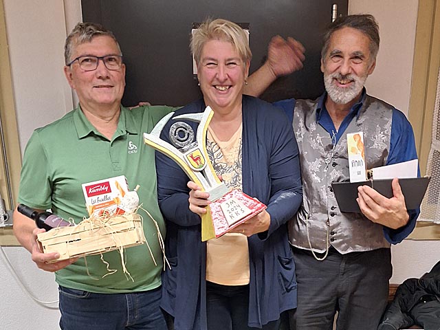 Das Siegertrio der Jahresmeisterschaft (von links): Ignaz Welte (3.), Sonja Vögele mit Pokal (1.), Walter Frey (2.). Foto: zVg
