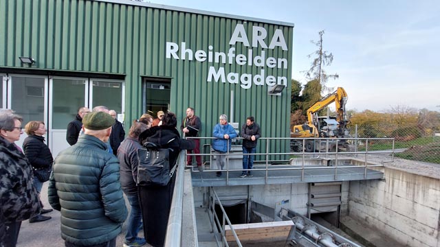 Wie funktioniert die Kläranlage? Der Leiter der ARA, Stephan Bürgi (3. v.r.) erklärt den Besuchern den Weg des Abwasser aus den angeschlossenen Gemeinden und der Industrie in die ARA. Foto: zVg