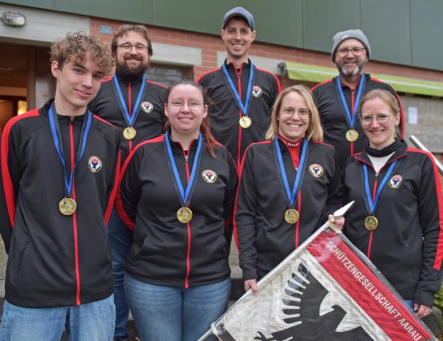 Mussten mit Bronze Vorlieb nehmen: die Aarauer Schützinnen und Schützen mit (vorne, von links) Raphael Läuppi, Olivia Rossi, Michèle Maurer, Bettina Bereuter; Andrea Rossi, Matthias Stöckli und Armin Köchli. Es fehlt: Daniel Kretz. Foto: wr