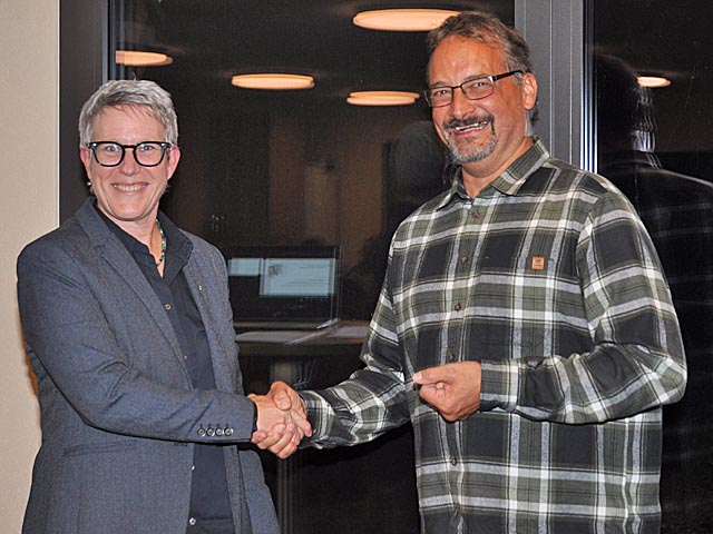 Fricktal-Regio-Präsidentin Françoise Moser gratuliert dem neuen Vorstandsmitglied André Maier zur Wahl. Foto: Jörg Wägli