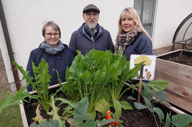 Freuen sich über das Gemüse in den Hochbeeten vor dem Gemeindehaus in Eiken, von links Susanne Schauli-Tungprasert, Michael Bittner und Petra Schumacher. Foto: Peter Schütz 