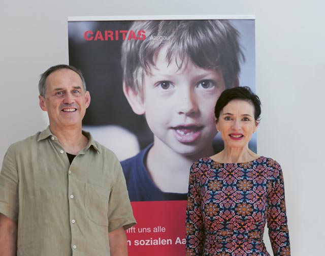 Christof Maag von Caritas Aargau bedankt sich bei Ständerätin Marianne Binder, Präsidentin der Stiftung Soliday Aargau. Foto: ©Nathalie Philipp 