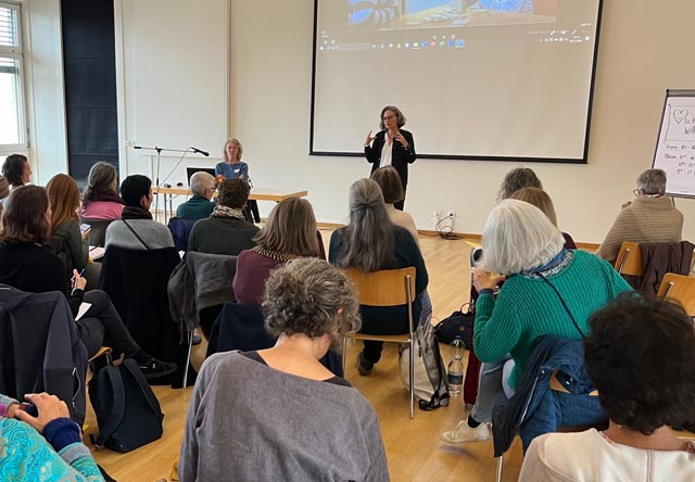 Referentin Christa Thelen (links) mit  Organisatorin Claudia Berther im  Gemeindezentrum Wallbach. Foto: zVg