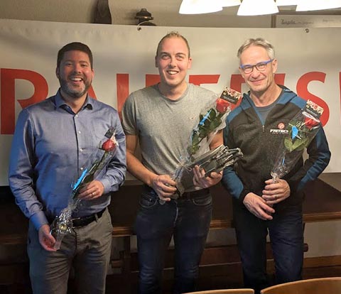 Siegerehrung: Skirennen-Sieger bei den Herren: Pascal Neuenschwander (Mitte), Daniel Schwarz (rechts) und Alain Froidevaux (links). Foto: zVg
