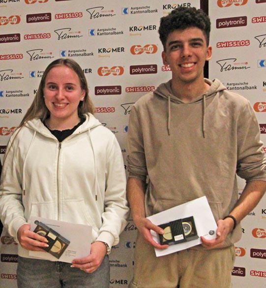 Die zwei grössten Aargauer Nachwuchstalente mit der Pistole: Ayleen Paolozzi und Rogerio Jörg. Foto: AGSV