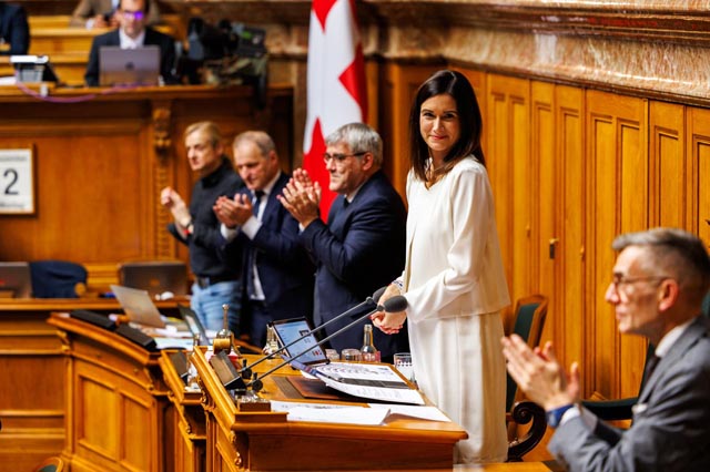 Nationalratspräsidentin Maja Riniker nach ihrer Wahlt. Foto © Parlamentsdienste / Tim Loosli