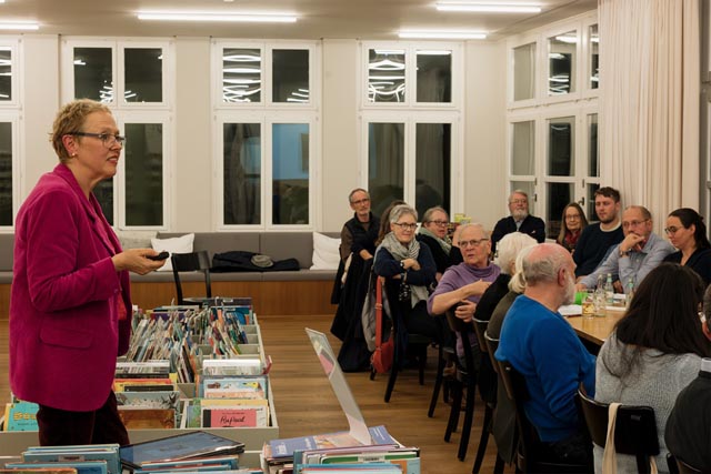 Claudia Rohrer stellt die Geschäfte der Gemeindeversammlung vor. Foto: zVg