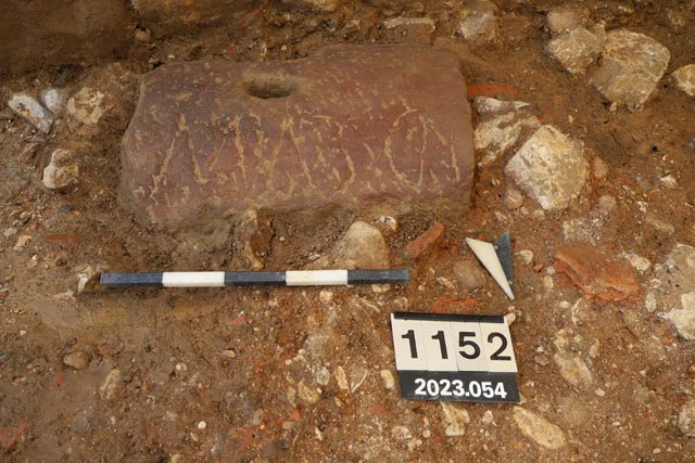 Römischer Sandstein aus dem 2. Jh. n. Chr. mit der Inschrift M(arcus) As(...). Foto: ©Augusta Raurica 