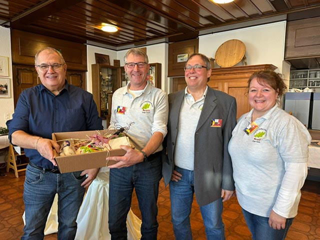 Der Eiker Gemeindeammann Stefan Grunder (links) mit den Deutschen Gästen. Foto: zVg