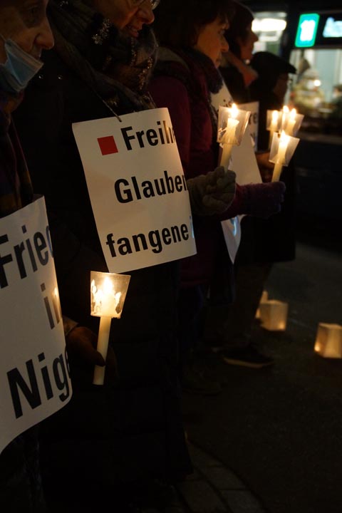 An der CSI-Mahnwache wird ein sichtbares Zeichen für die Menschen gesetzt, die besonders um die Weihnachtszeit wegen ihres Glaubens bedroht werden. Foto: zVg
