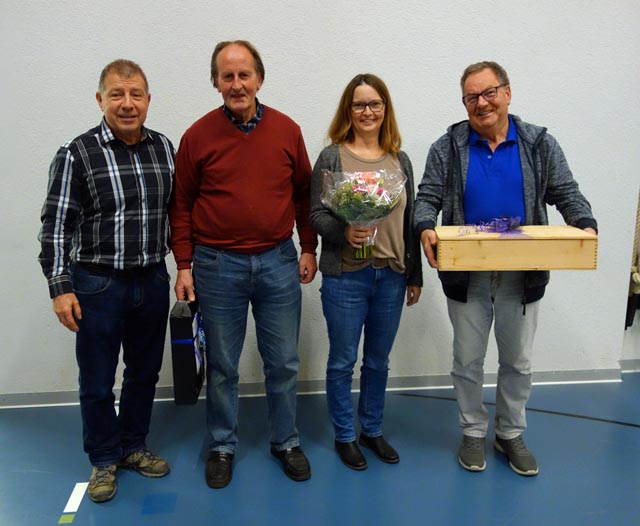 Von links: Gemeindeammann Daniel Hollinger, Franz Hottinger, Claudia Binkert und Martin Hürbin. Foto: zVg
