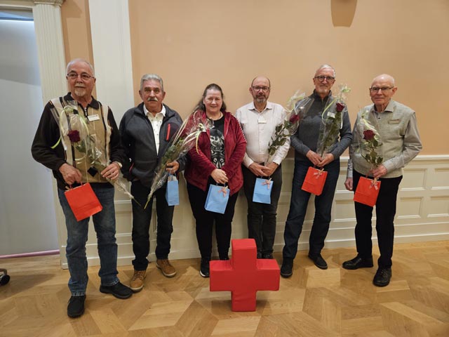 Sie feiern ihr 5-Jahr-Jubiläum als Rotkreuz-Freiwillige (von links): Hermann Urfer, Niki Scheuner, Manuela Tessmann, Peter Freiermuth, Daniel Büeler, Hanspeter Schmid. Hans-Ruedi Zumbrunnen fehlt auf dem Foto. Foto: zVg