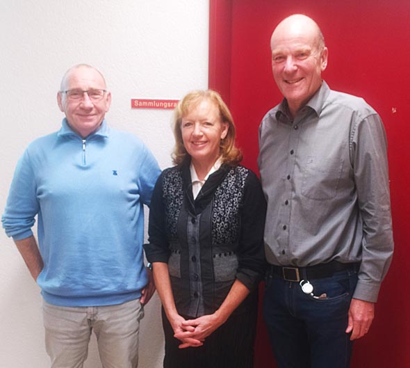 Urs Keller (rechts) bei der Verabschiedung von Gaby Wieser und Rolf Keel. Foto: zVg