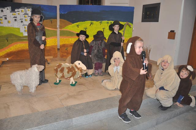 Die Sonntagsschulkinder führten ein herzerwärmendes Weihnachtsspiel auf. Foto: Franz Wülser