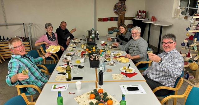 Racletteplausch mit den Trottiguides und Logistikern am Jahresabschlusshöck. Foto: zVg