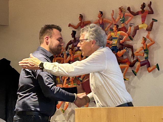 Dem Präsidenten Ueli Rieder wird gedankt. Foto: zVg