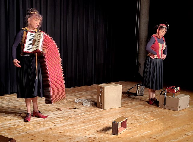  Nicht aufgeben: Auch mit einer gerissenen Handorgel lässt sich musizieren, wie «Kapelle Sorelle» im SteinliChäller eindrücklich zeigte. Foto: Astrid Pfoster