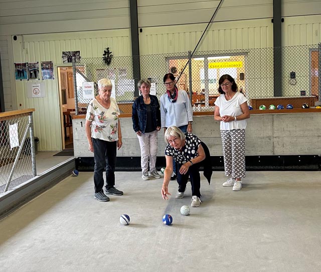 Die Sprachkursteilnehmerinnen übten sich in Boccia. Foto: Marianne Kaiser