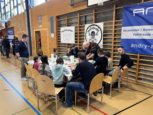 Die Bastelplätze waren durchgehend besetzt. Foto: Michael Oraschnigg