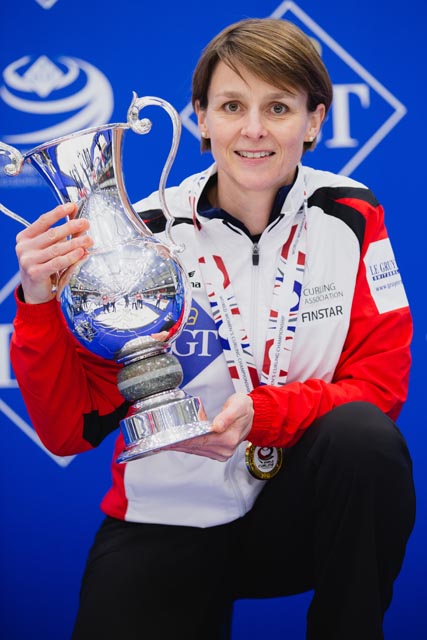 An der WM der Frauen 2019 in Dänemark. Hier hat Manuela Netzer-Kormann das Team von Silvana Tirinzoni als Nationaltrainerin gecoacht. Sie wurden Weltmeisterinnen und Manuela Netzer-Kormann konnte ebenfalls mit dem Pokal posieren. Foto: zVg