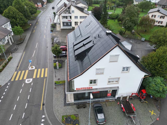 Drohnenaufnahme des Gebäudes mit der PV-Anlage auf dem Dach. Foto: zVg