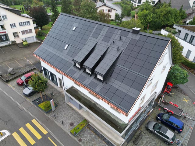 Drohnenaufnahme des Gebäudes mit der PV-Anlage auf dem Dach. Foto: zVg