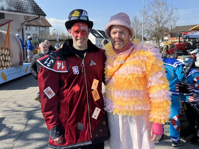Sven Fischler und Christian Fritschin vor dem Umzug beim Start in Ryburg. Foto: Lilia Staiger