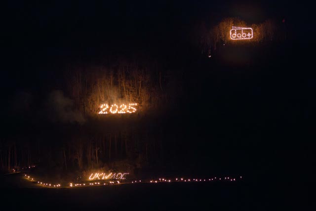 Die Gesamtansicht mit allen drei Feuerbildern der Unteren: oben das DAB-Radio, in der Mitte die Jahreszahl und unten der Schriftzug «UKW ade». Foto: Alex Uehlinger, Wittnau