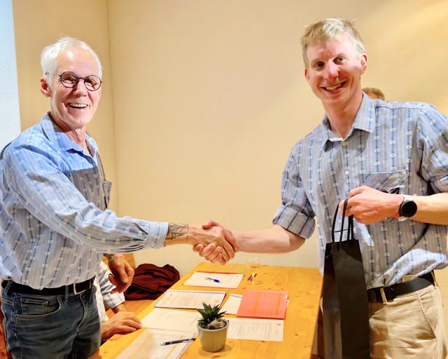 Jodlerklub-Präsident Markus Kunz begrüsst Neumitglied Remo Roth. Foto: zVg