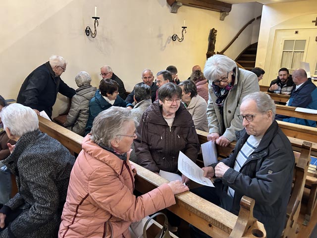 Gottesdienstbesucher in der Kirche. Foto: zVg