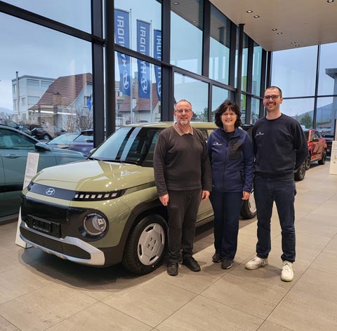Martin Daniel, Corinne Schreiber und Ivan Daniel (v.l.) mit dem neusten Hyundai, dem «Inster». Foto: zVg