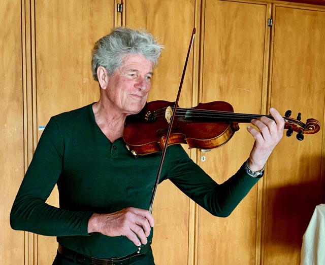 Der norddeutschen Künstlers Ihno Tjark Folkerts begeisterte mit Konzerten im Wegenstettertal und in Möhlin. Foto: Fritz Imhof