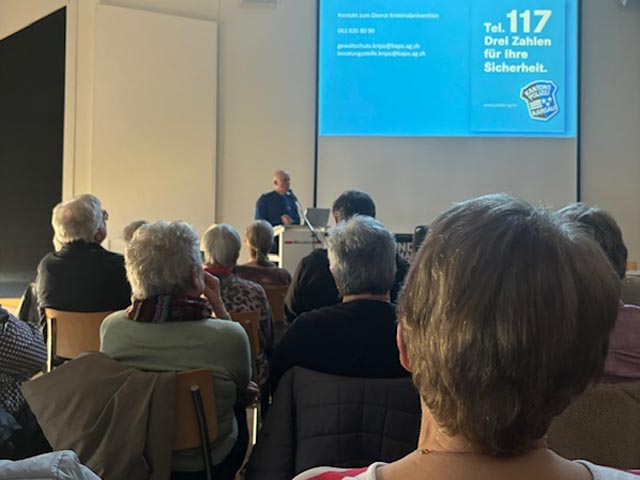 Der Sicherheitsvortrag von Marco Dössegger von der Polizei-Fachstelle Prävention stiess in Wallbach auf grosses Interesse. Foto: zVg
