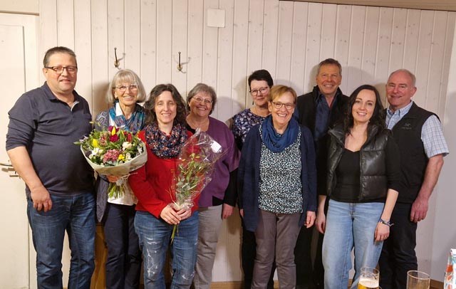 Von links: Martin Rippstein (Aktuar), Annamarie Kaiser (abtretende Aktuarin), Renate Odermatt (Neu im Vorstand), Bernadette Manhartsberger (Präsidentin), Judith Freiermuth (Material), Marlise Rippstein (Kassierin), Claudio Wölfle (Neumitglied), Eliane Wunderlin (Samariterlehrerin) sowie Hans Peter Decker (Neumitglied). Foto: zVg