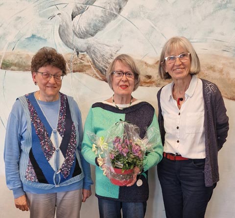 Wechsel im Vorstand: (von links) Präsidentin Helen Maurer mit der scheidenden Aktuarin Ingrid Limbach und der neuen Aktuarin Annemarie Kaiser. Foto: zVg